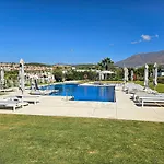 Penthouse In Azahar De Estepona, 2km From Azata Golf *