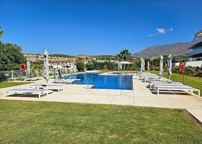 Penthouse In Azahar De Estepona, 2km From Azata Golf *